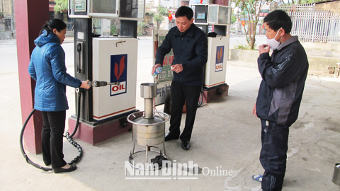 Thanh tra KH và CN phối hợp với Chi cục Tiêu chuẩn - Đo lường - Chất lượng (Sở KH và CN) thanh tra tại cửa hàng kinh doanh xăng dầu trên địa bàn Thành phố Nam Định.