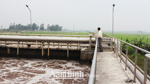 Nhân viên Trạm xử lý nước thải KCN Bảo Minh kiểm tra chất lượng nước thải trước khi xả ra môi trường.