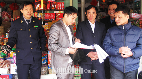 Đoàn thanh tra, kiểm tra liên ngành VSATTP tỉnh kiểm tra các mặt hàng bánh mứt kẹo, bia rượu tại một cơ sở kinh doanh thực phẩm ở Thị trấn Ngô Đồng (Giao Thuỷ).