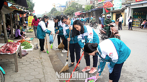 ĐVTN khối trường học tham gia dọn vệ sinh môi trường trên địa bàn Thành phố Nam Định.