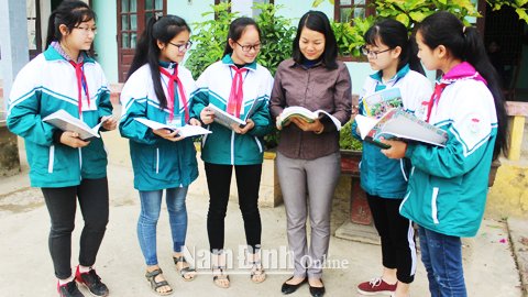 Cô và trò đội tuyển học sinh giỏi môn Ngữ văn năm học 2017-2018 Trường THCS Trần Huy Liệu (Vụ Bản).
