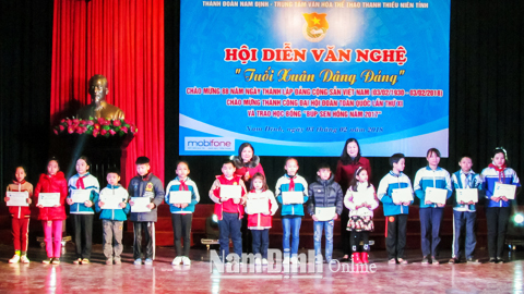 Học sinh nghèo Thành phố Nam Định nhận học bổng Búp sen hồng năm 2017.
