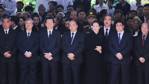 Các đồng chí lãnh đạo Đảng, Nhà nước chuyển linh cữu đồng chí Phan Văn Khải ra linh xa 