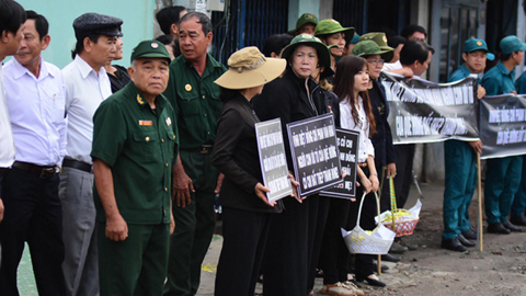 Nhân dân Củ Chi lập bàn thờ, đón nguyên Thủ tướng Phan Văn Khải về an nghỉ tại quê nhà (ảnh 5 và 6).