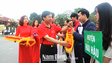 Đồng chí Trần Văn Chung, Phó Bí thư Thường trực Tỉnh ủy, Chủ tịch HĐND tỉnh tặng cờ lưu niệm cho các đoàn tham gia Ngày chạy Ô-lim-pích vì sức khỏe toàn dân và Giải việt dã tỉnh Nam Định năm 2018.
