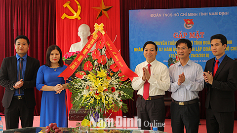 Đồng chí Trần Văn Chung, Phó Bí thư Thường trực Tỉnh ủy, Chủ tịch HĐND tỉnh tặng lẵng hoa tươi thắm chúc mừng Đoàn Thanh niên tỉnh.