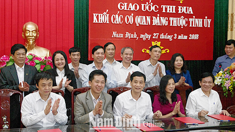 Đồng chí Trần Văn Chung, Phó Bí thư Thường trực Tỉnh ủy, Chủ tịch HĐND tỉnh và đại diện các đơn vị trong Khối thi đua các cơ quan thuộc Tỉnh ủy.