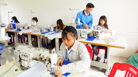 Học sinh Trường Trung cấp Nghề Kỹ thuật Công nghiệp Nam Định trong giờ học nghề may.