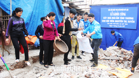 Hội LHPN huyện Mỹ Lộc hỗ trợ 20 triệu đồng xây mới “Mái ấm tình thương” cho chị Nguyễn Thị Xuyến, hội viên chi hội Phố Bến, xã Mỹ Tân.