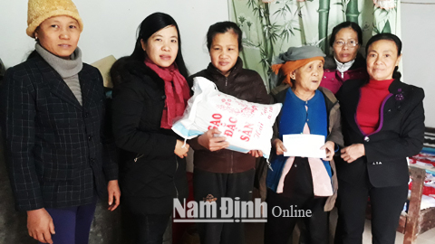 CLB Thiện nguyện Nam Trực trao quà ủng hộ gia đình cháu Nguyễn Văn Vụ, thôn Nhì, Thị trấn Nam Giang (Nam Trực).