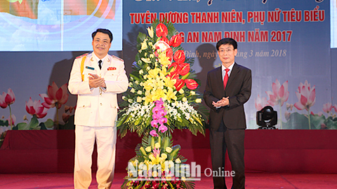 Đồng chí Phạm Đình Nghị, Phó Bí thư Tỉnh ủy, Chủ tịch UBND tỉnh tặng lẵng hoa tươi thắm cho Công an tỉnh.