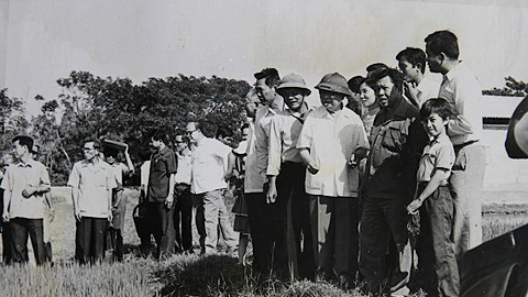 Tổng Bí thư Trường Chinh đi thăm tình hình sản xuất của bà con ở An Giang, mùa xuân 1985. Ảnh do gia đình cung cấp.