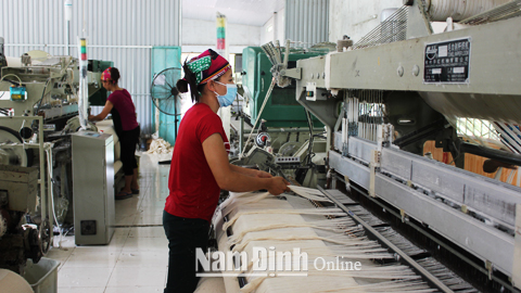 Sản xuất khăn ăn, khăn mặt, khăn phục vụ thi đấu thể thao tại cơ sở sản xuất Trường Giang, xóm An Bình, xã Trực Chính.