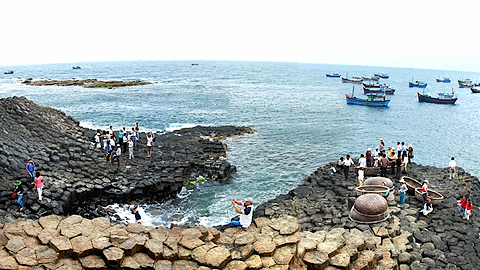 Gành Đá Đĩa, một trong những danh thắng nổi tiếng của tỉnh Phú Yên.