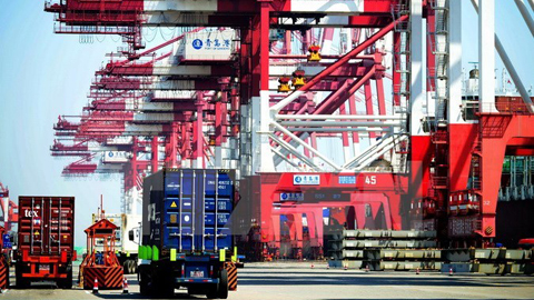 Vận chuyển hàng hoá tại một cảng ở Thanh Đảo, tỉnh Sơn Đông, Trung Quốc. Ảnh: AFP/TTXVN