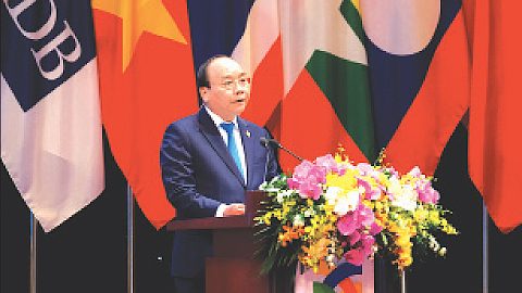 Thủ tướng Nguyễn Xuân Phúc phát biểu tại phiên họp toàn thể Hội nghị Thượng đỉnh hợp tác Tiểu vùng Mê Công mở rộng (GMS) lần thứ 6. Ảnh: PV
