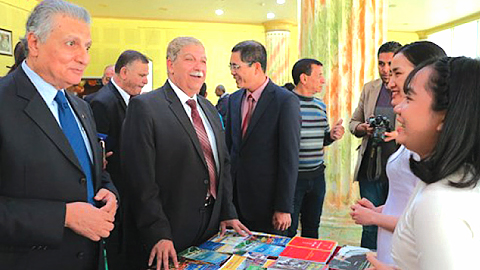 Thống đốc tỉnh Ít-xmai-li-a I-a-sin Ta-ke và Giám đốc thư viện quốc gia Ai Cập El-Taify thăm góc trưng bày sách và tư liệu về Việt Nam. Ảnh: VOV