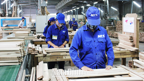 Sản xuất sản phẩm gỗ nội thất xuất khẩu tại Cty CP Lâm sản Nam Định.