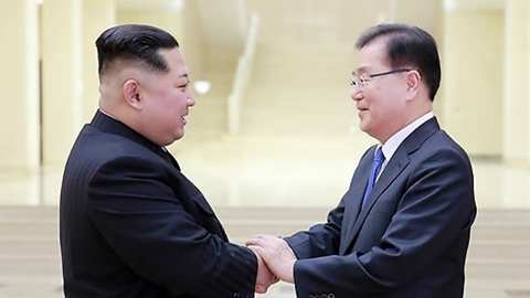 Nhà lãnh đạo Triều Tiên Kim Jong-un (bên trái) và ông Chung Eui-yong, Chánh Văn phòng An ninh quốc gia thuộc Phủ Tổng thống Hàn Quốc, trong cuộc gặp tại Bình Nhưỡng, Triều Tiên, ngày 5-3-2018. (Ảnh: Yonhap)