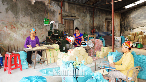 Cơ sở sản xuất đũa, tăm của gia đình chị Cao Thị Huyền, ở xóm 12, xã Trực Thanh tạo việc làm, thu nhập ổn định cho 15 lao động.