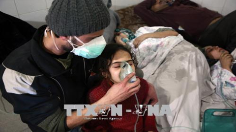 Người dân Syria được điều trị triệu chứng khó thở sau các cuộc oanh kích được cho là sử dụng vũ khí hóa học ở Đông Ghouta ngày 7/3. Ảnh: AFP/TTXVN