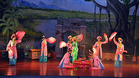 Đoàn Nghệ thuật Chèo Quảng Ninh biểu diễn hát văn phục vụ khách du lịch.