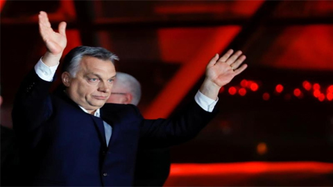 Thủ tướng Viktor Orban phát biểu trước người ủng hộ sau khi có kết quả bầu cử sơ bộ. (Ảnh: Reuters)