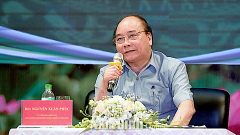 Thủ tướng Nguyễn Xuân Phúc trả lời các câu hỏi tại buổi đối thoại. Ảnh: Quang Hiếu