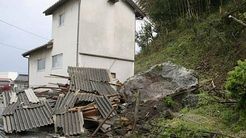 Nhà cửa bị phá hủy sau trận động đất tại Shimane. Ảnh: Kyodo/TTXVN 