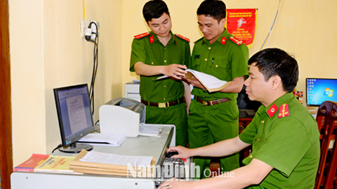 Lực lượng Cảnh sát Hình sự (Công an huyện Hải Hậu) nghiên cứu hồ sơ phục vụ công tác đấu tranh, phòng chống tội phạm.