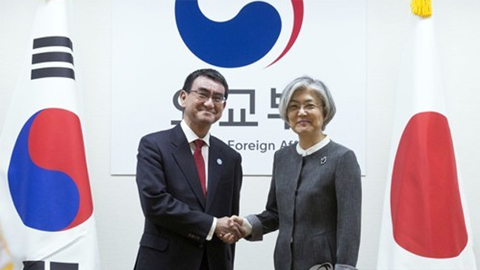 Bộ trưởng Ngoại giao Hàn Quốc Kang Kyung-wha (bên phải) và người đồng cấp Nhật Bản Taro Kono. (Ảnh: Yonhap) 