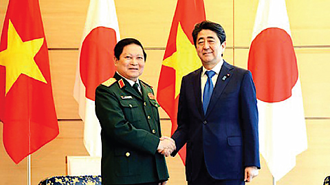 Bộ trưởng Ngô Xuân Lịch và Thủ tướng Nhật Bản Sin-dô A-bê. Ảnh: Qdnd.vn