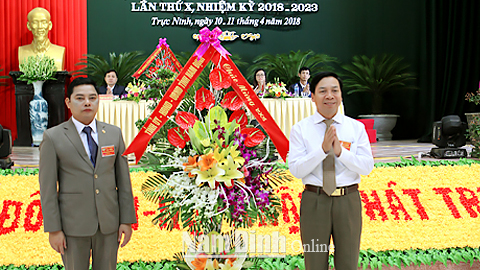 Đồng chí Trần Văn Chung, Phó Bí thư Thường trực Tỉnh ủy, Chủ tịch HĐND tỉnh tặng hoa chúc mừng Đại hội.