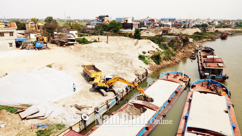 Khai thác cát trên sông Đào thuộc địa phận Thành phố Nam Định.