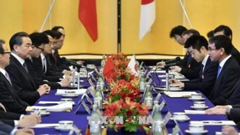 Ngoại trưởng Nhật Bản Taro Kono (phải) và người đồng nhiệm Trung Quốc Vương Nghị (trái) đã có cuộc gặp tại Tokyo, Nhật Bản, ngày 15/4. Ảnh: Kyodo/TTXVN