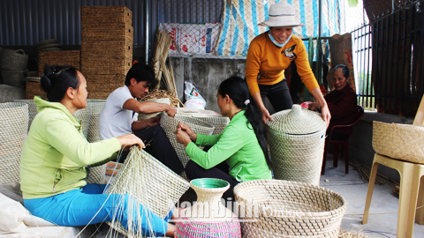 Cơ sở đan cói xuất khẩu của hội viên, phụ nữ xã Nghĩa Hồng (Nghĩa Hưng).