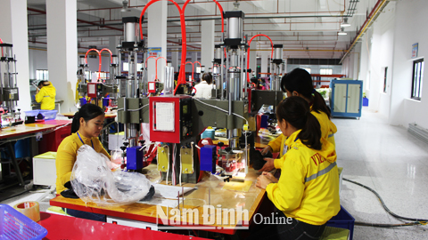 Chỉ số PCI phản ánh cảm nhận của doanh nghiệp với hoạt động quản lý điều hành của chính quyền địa phương; có ảnh hưởng quan trọng tới vị thế, công tác thu hút đầu tư, phát triển sản xuất, kinh doanh của cộng đồng doanh nghiệp. (Trong ảnh: Sản xuất giày da xuất khẩu tại Cty TNHH Việt Power (Đài Loan), tại xã Hải Tân, huyện Hải Hậu).