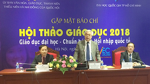 Chủ nhiệm Ủy ban Văn hóa, Giáo dục, Thanh niên, Thiếu niên và Nhi đồng của Quốc hội Phan Thanh Bình chủ trì họp báo. 