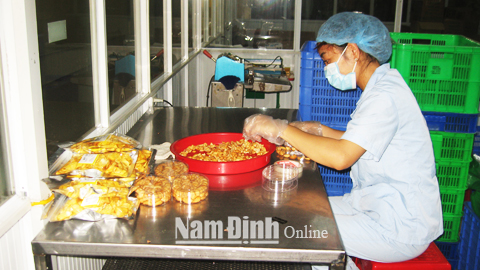 Các sản phẩm ngô sấy, khoai tây sấy của Cty TNHH Minh Dương (CCN An Xá) đã được công nhận chuỗi thực phẩm an toàn.  Bài và ảnh: Minh Thuận