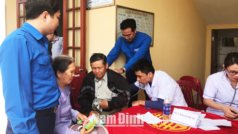  Trung tâm Y tế huyện và Huyện Đoàn Hải Hậu phối hợp khám bệnh miễn phí cho người cao tuổi xã Hải Đông.