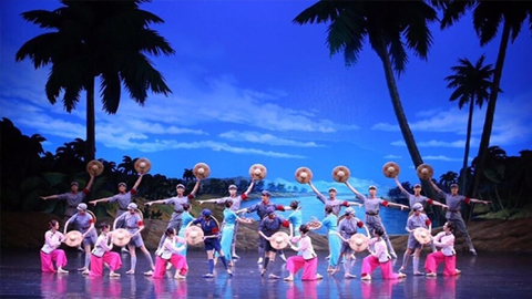 Đoàn nghệ thuật Trung Quốc biểu diễn tại Triều Tiên. Ảnh TÂN HOA XÃ
