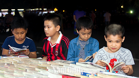 Các em nhỏ đọc sách tại Ngày Sách Việt Nam tỉnh Nam Định năm 2017.