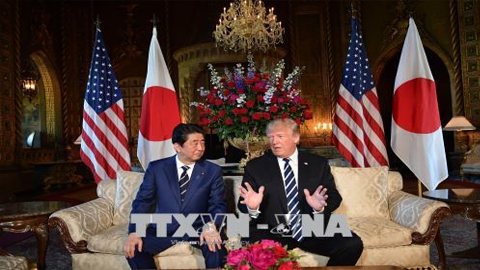 Tổng thống Mỹ Donald Trump (phải) và Thủ tướng Nhật Bản Shinzo Abe tại cuộc gặp ở Florida, Mỹ ngày 17/4. Ảnh: AFP/TTXVN