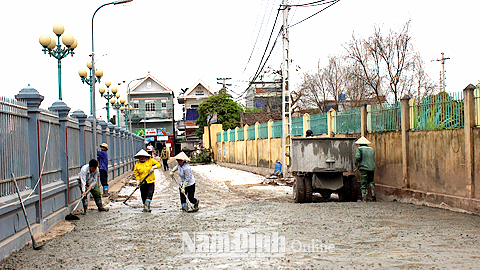 Bê tông hóa đường giao thông liên xóm tại xã Xuân Tiến, huyện Xuân Trường 