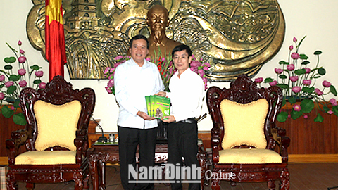 Lãnh đạo Trung ương Hội Cựu TNXP Việt Nam tặng lãnh đạo UBND tỉnh cuốn sách về TNXP anh hùng viết tiếp trang sử vẻ vang. Ảnh: Văn huỳnh