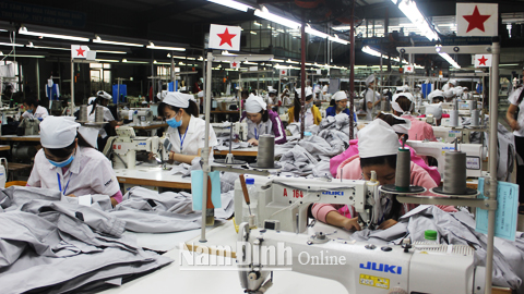 Sản xuất áo bảo hộ lao động xuất khẩu tại Cty CP Đầu tư may Hải Đường.