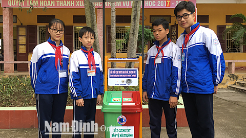 Nhóm tác giả Trường THCS Hàn Thuyên (TP Nam Định) và giải pháp “Thùng rác thông minh” đạt giải nhất cuộc thi Sáng tạo thanh, thiếu niên, nhi đồng toàn tỉnh lần thứ V.