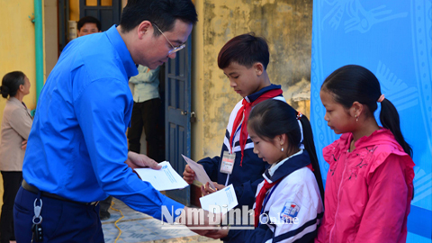 Huyện Đoàn Hải Hậu trao học bổng cho học sinh nghèo vượt khó.