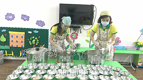 Chuẩn bị bữa ăn bán trú cho các cháu Trường Mầm non Thống Nhất (TP Nam Định).