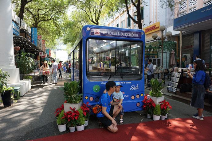 Lần đầu tiên, TP Hồ Chí Minh ra mắt xe buýt sách phục vụ người đọc. 